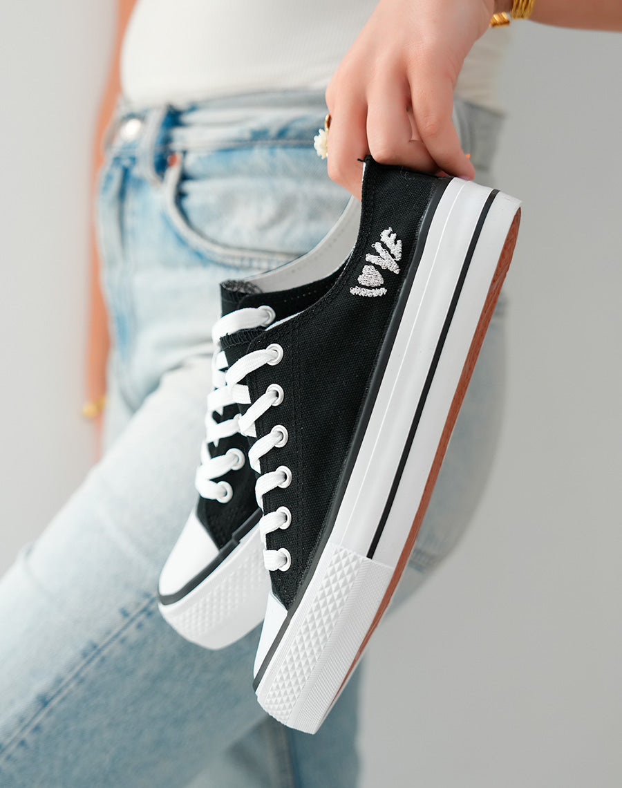Basket basses noires et blanches à détail love