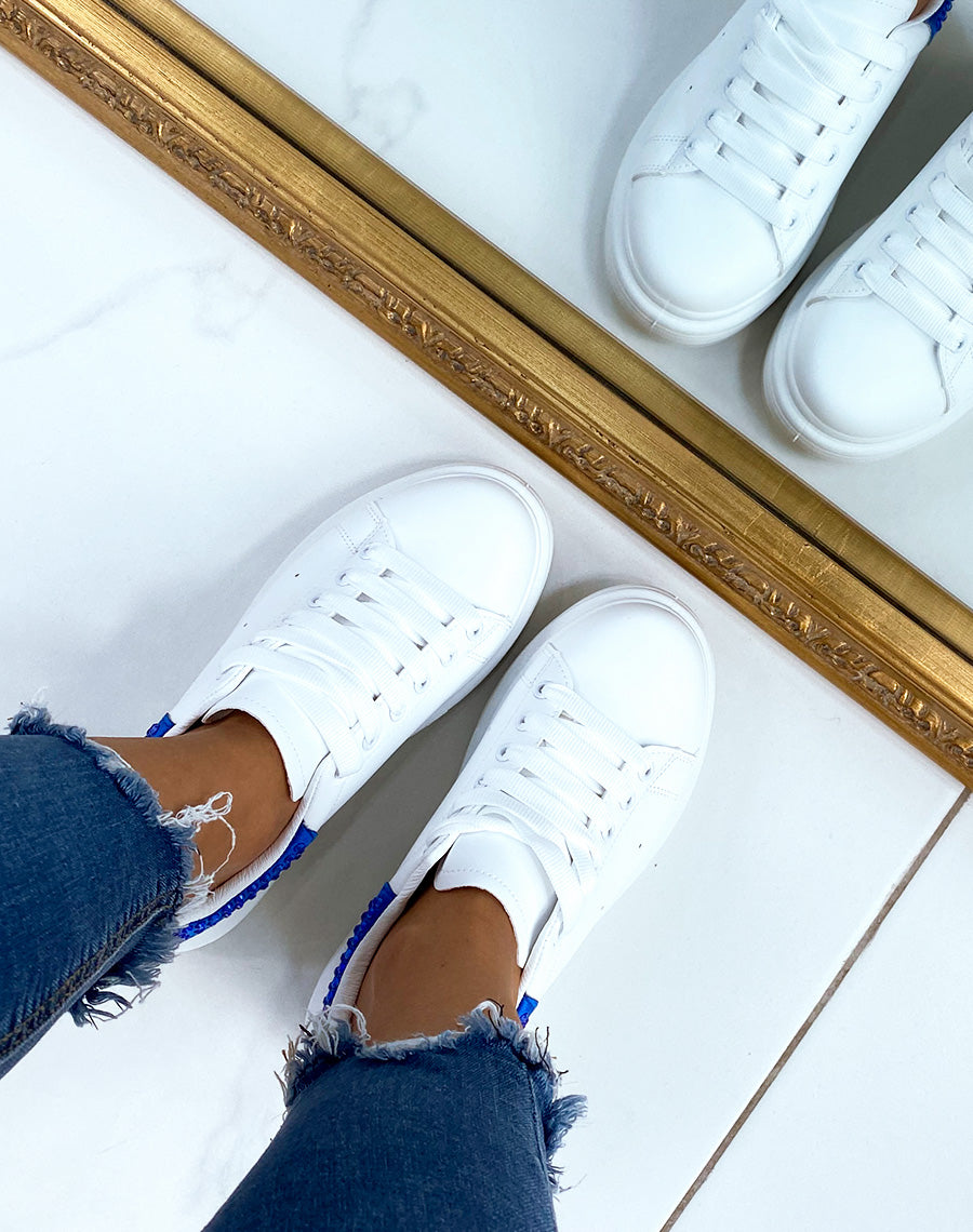 Basket blanches avec empiècement arrière bleu ornées de strass