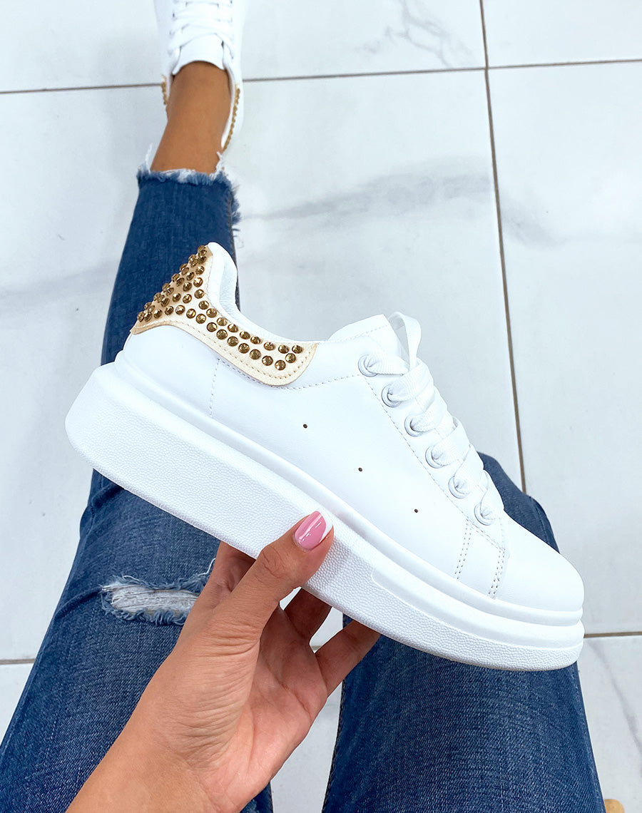Basket blanches avec empiècement arrière dorée ornées de strass
