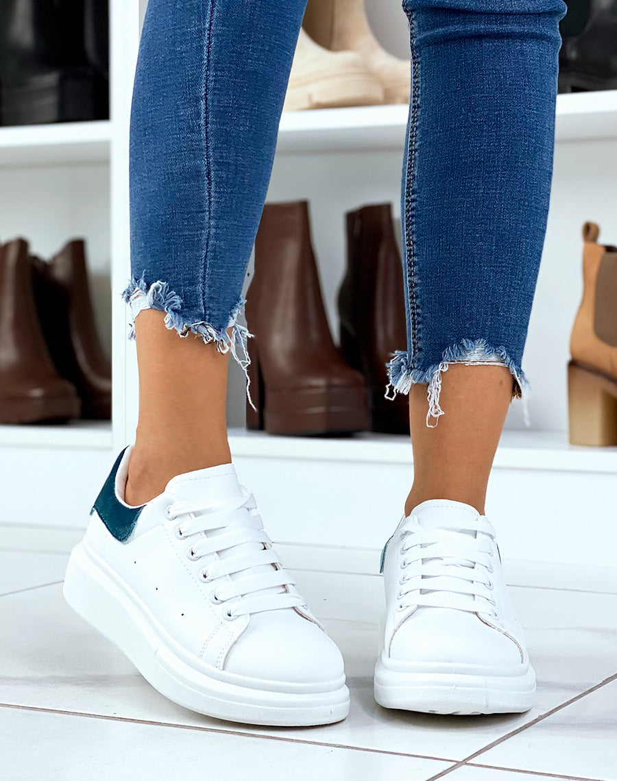 Basket blanches avec empiècement arrière en effet velours bleu