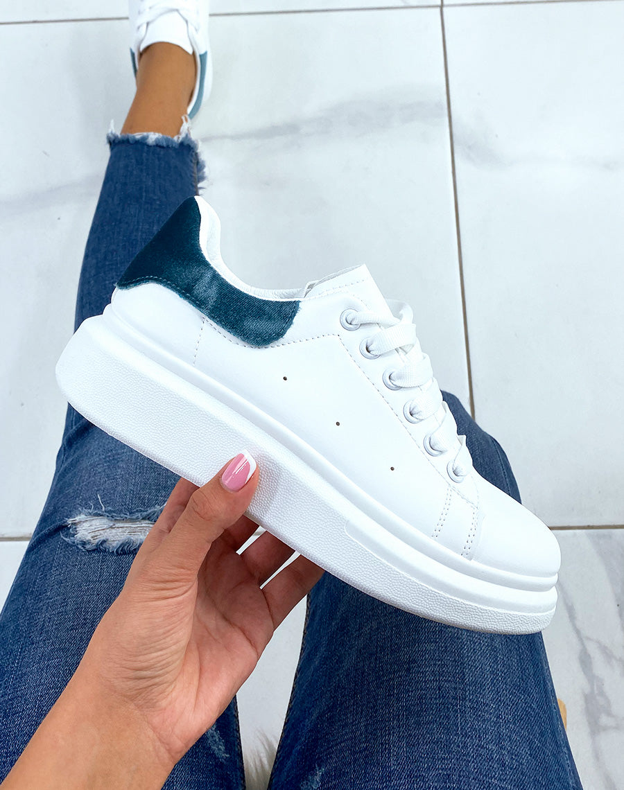 Basket blanches avec empiècement arrière en effet velours bleu