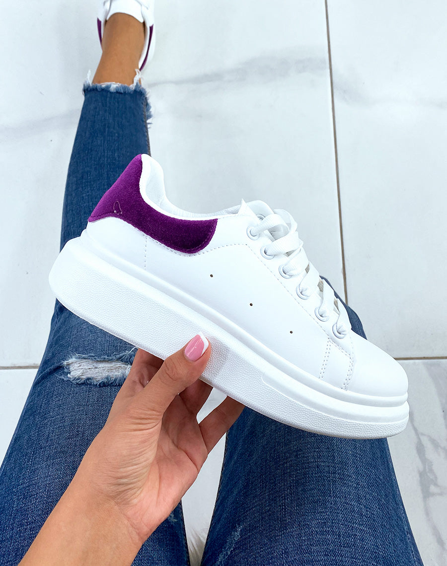 Basket blanches avec empiècement arrière en effet velours violet
