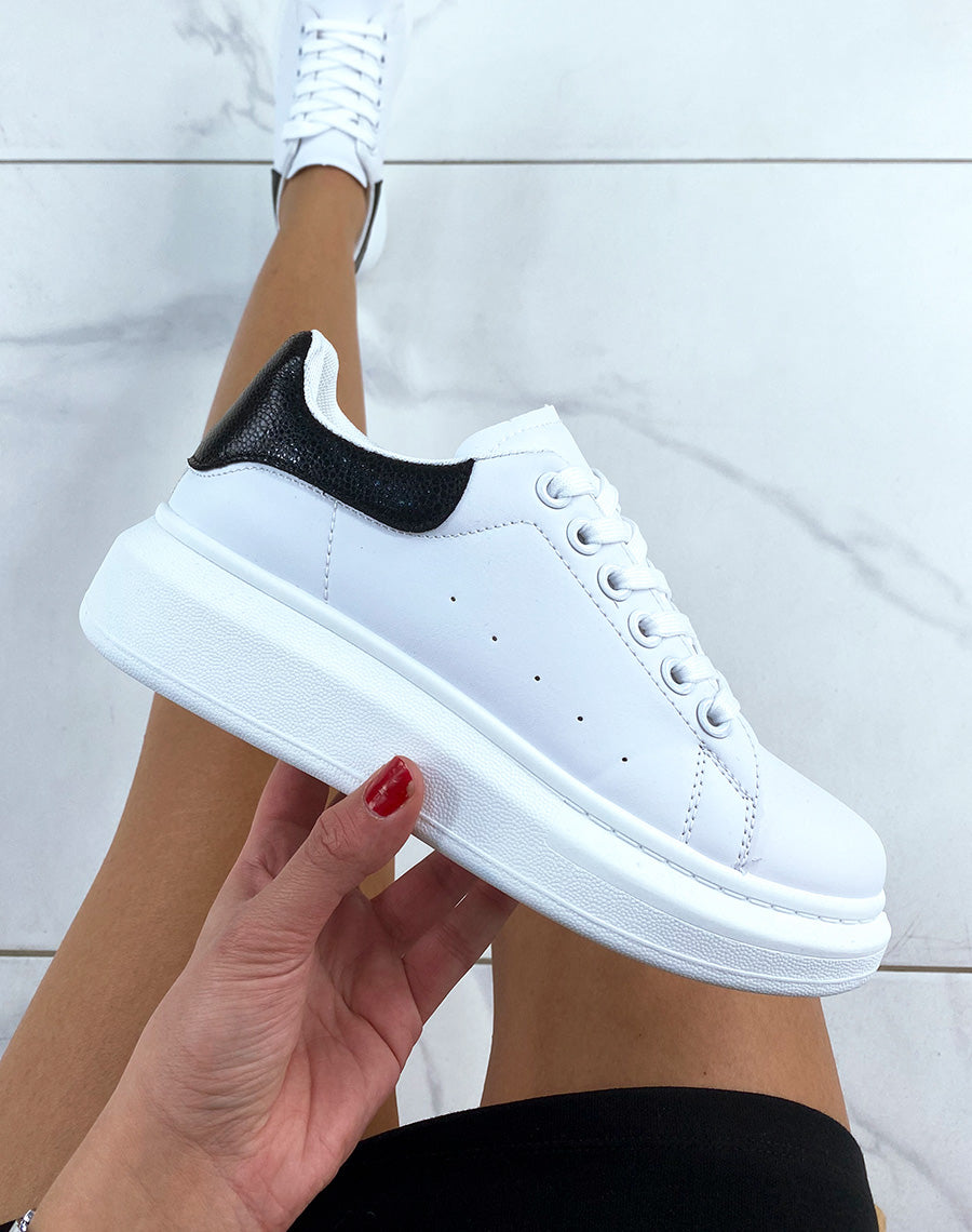 Basket blanches avec empiècement arrière noir
