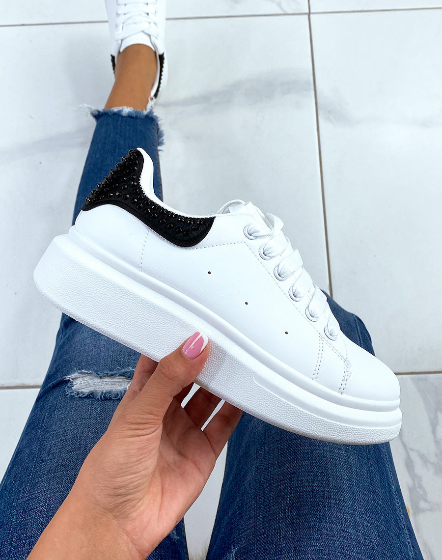 Basket blanches avec empiècement arrière noir ornées de strass