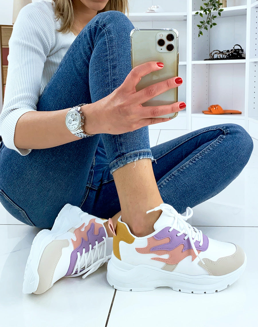 Basket blanches à empiècements flammes rose violet jaune et taupe