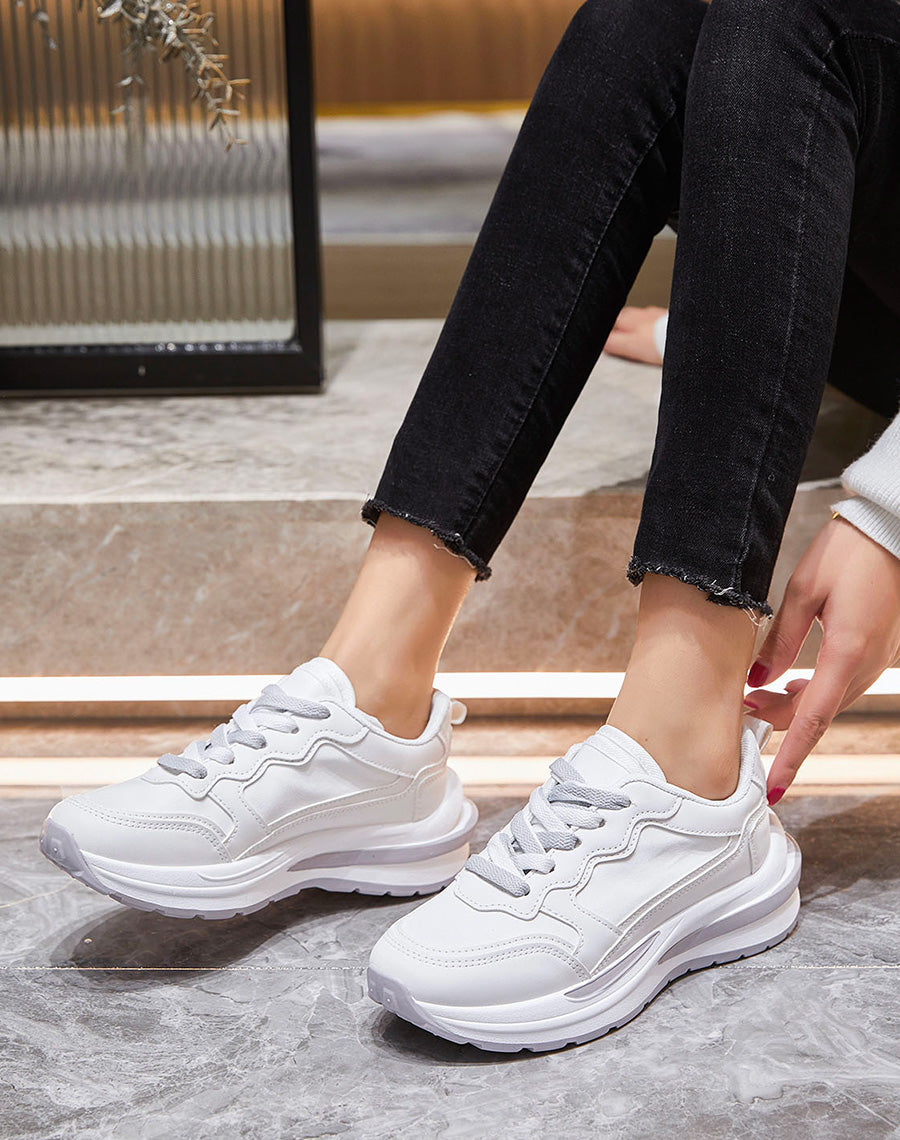 Basket blanches à multiples empiècements gris et blancs à grosse semelle