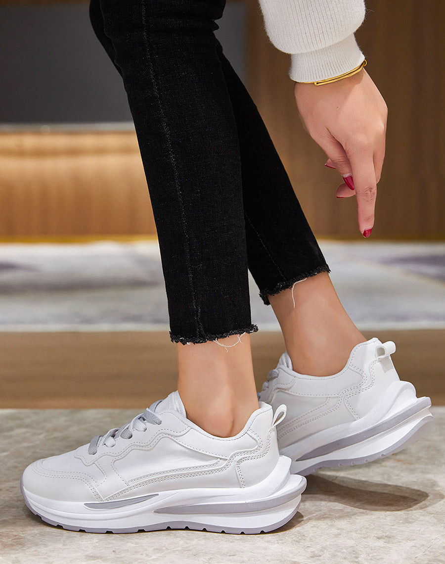 Basket blanches à multiples empiècements gris et blancs à grosse semelle