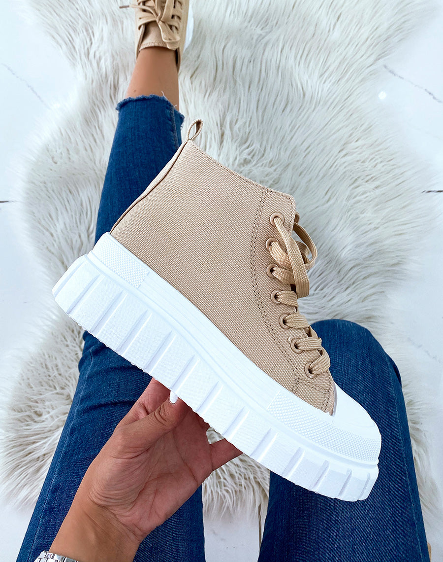 Basket en tissus beige foncé montantes à semelle épaisse et crantée blanche
