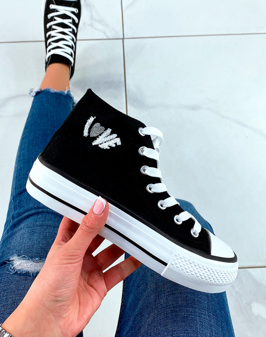 Basket en toile noires et à inscription Love avec détail cœur