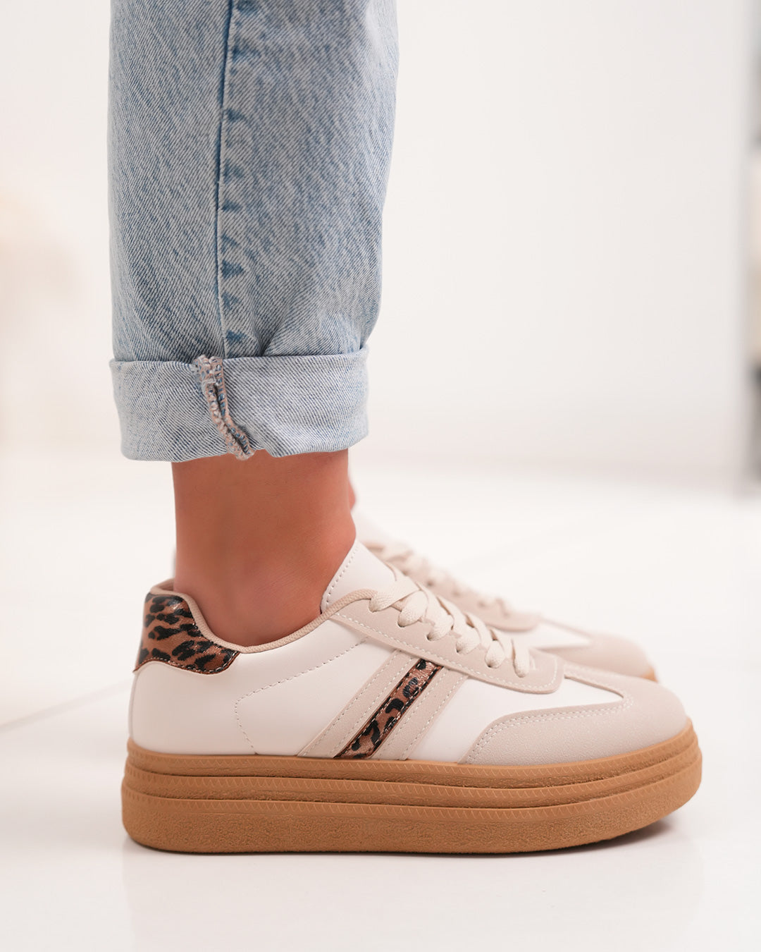 Basket femme beige avec détails léopard et plateforme marron tendance