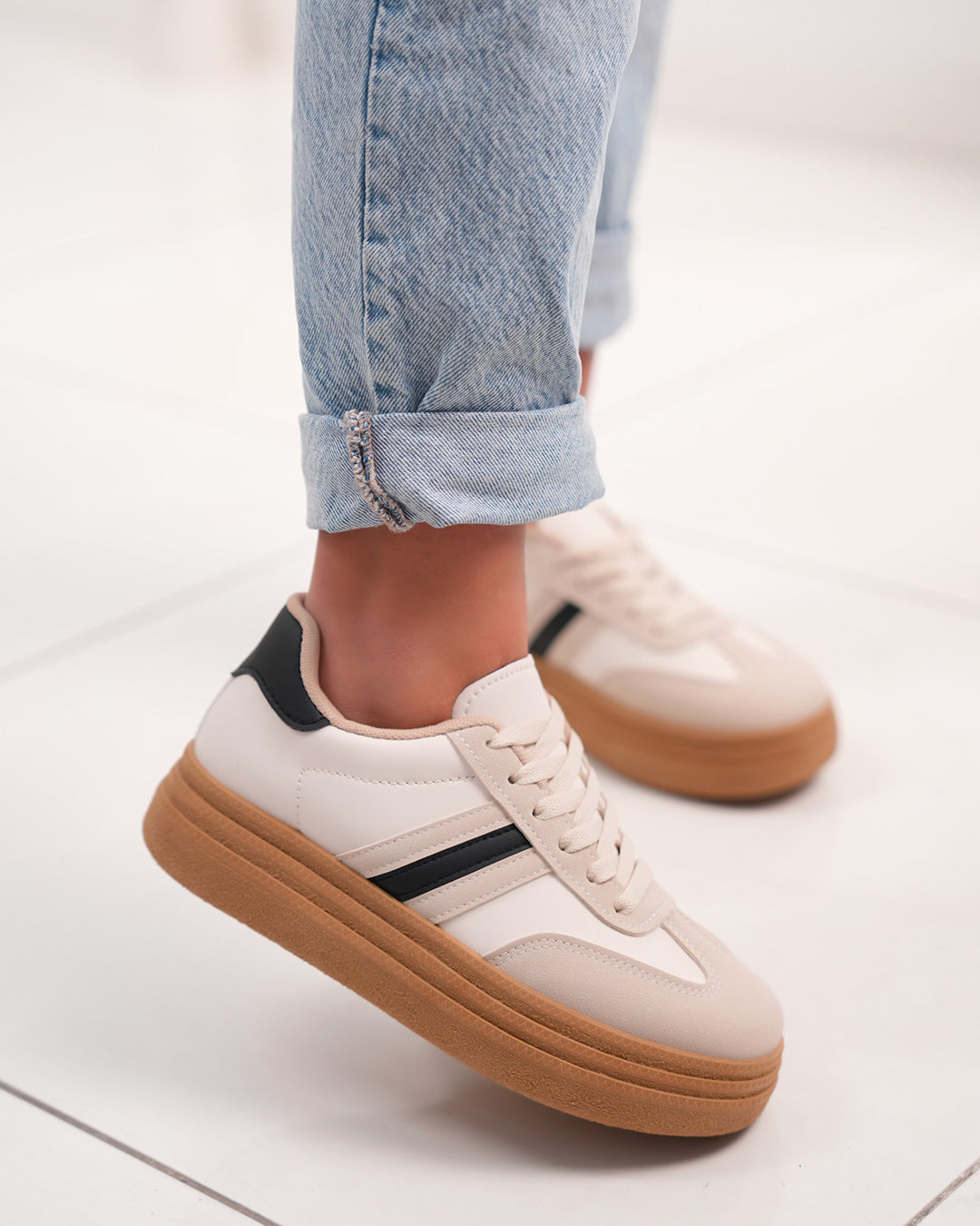 Basket femme beige avec empiècements suédés et plateforme marron tenda