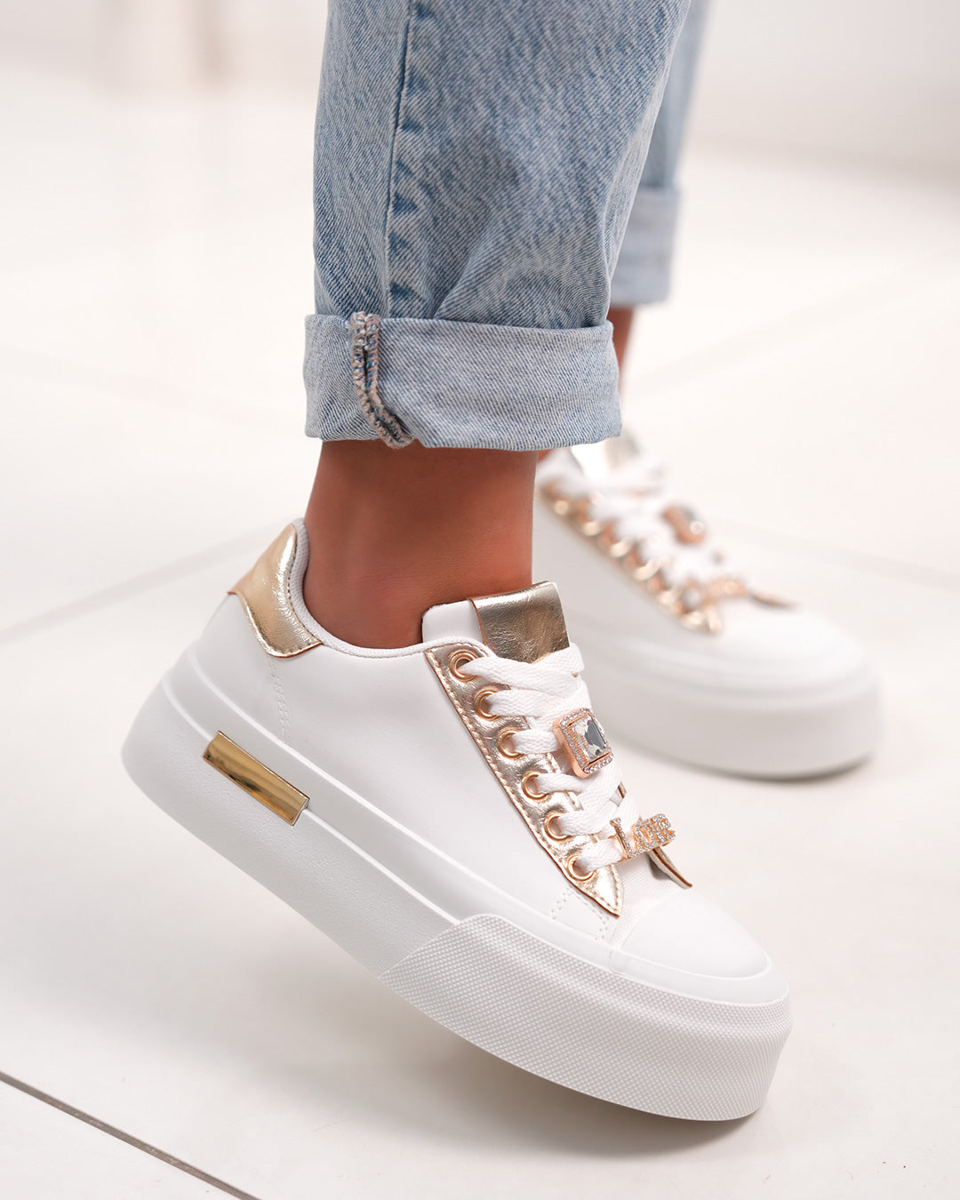 Basket femme blanche chic avec détails dorés et strass élégants