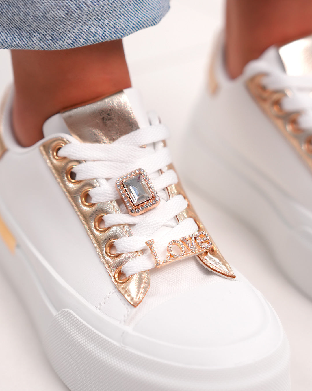 Basket femme blanche chic avec détails dorés et strass élégants