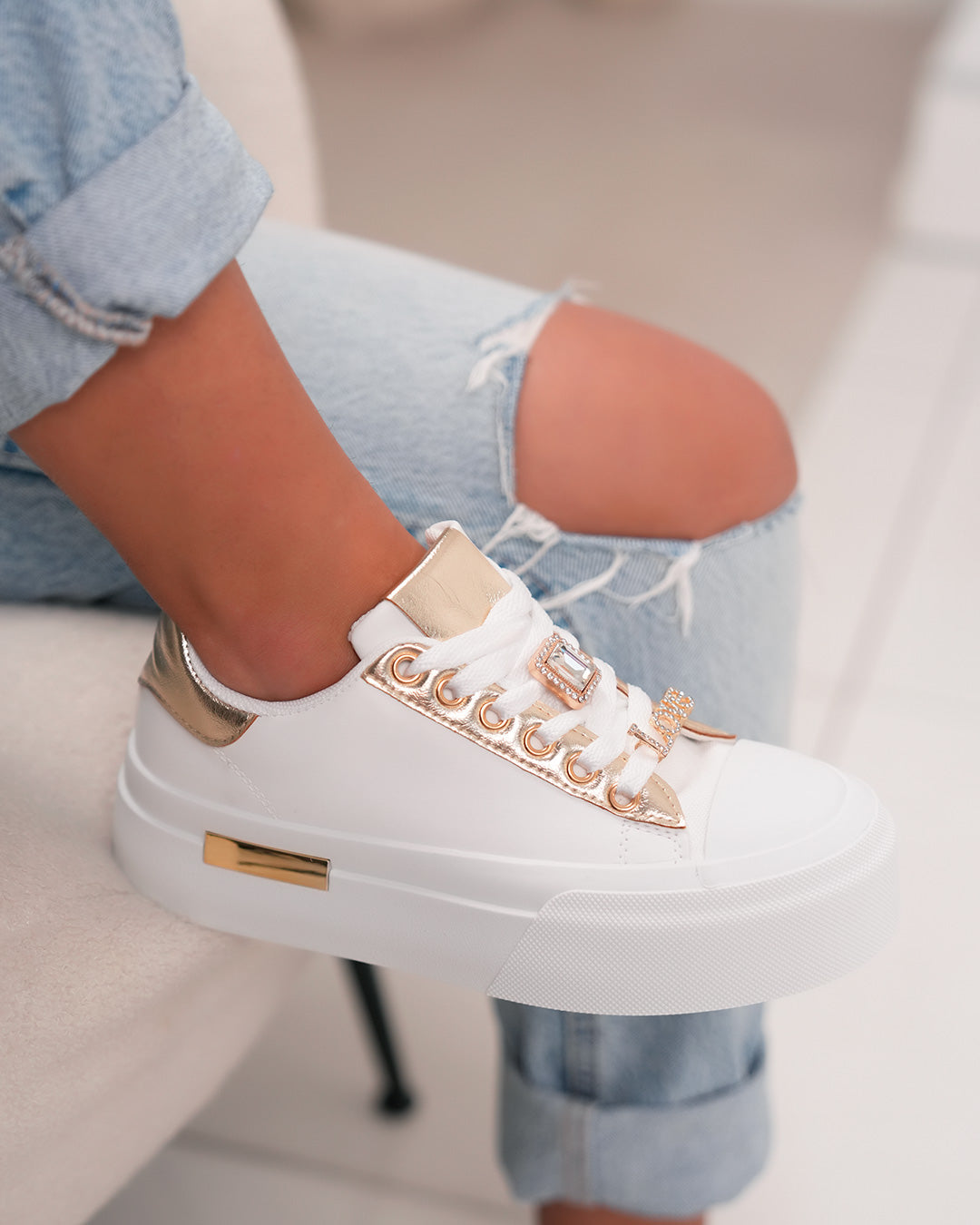 Basket femme blanche chic avec détails dorés et strass élégants