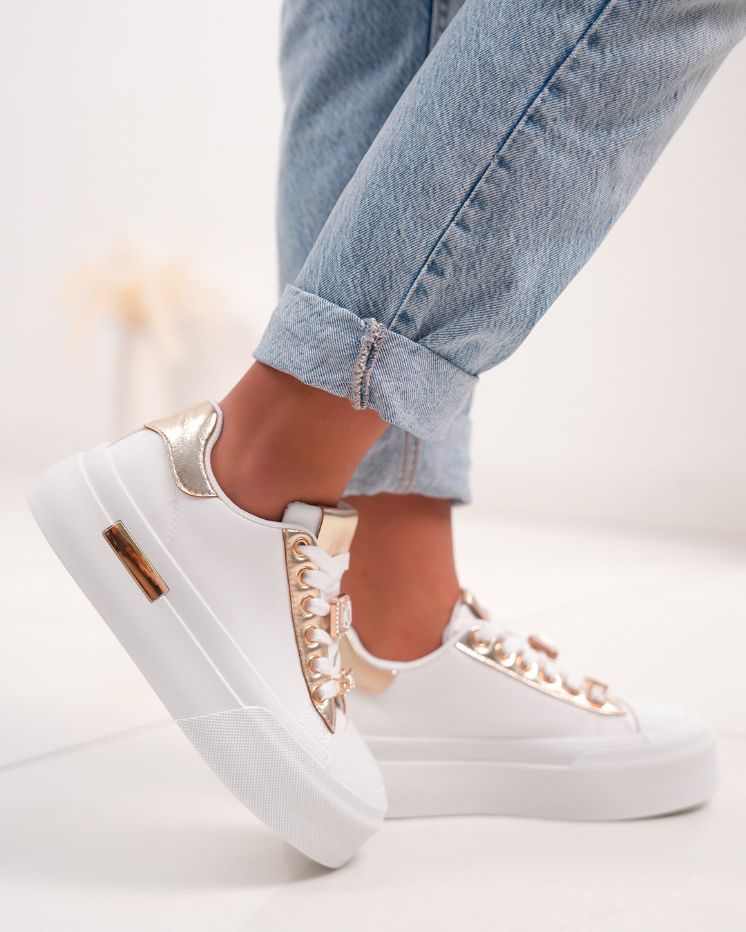 Basket femme blanche chic avec détails dorés et strass élégants