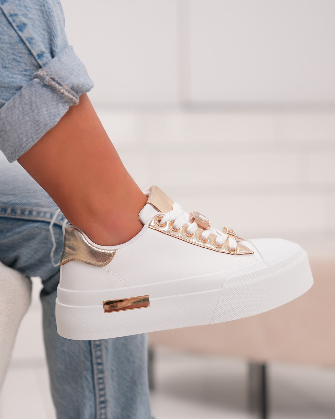 Basket femme blanche chic avec détails dorés et strass élégants
