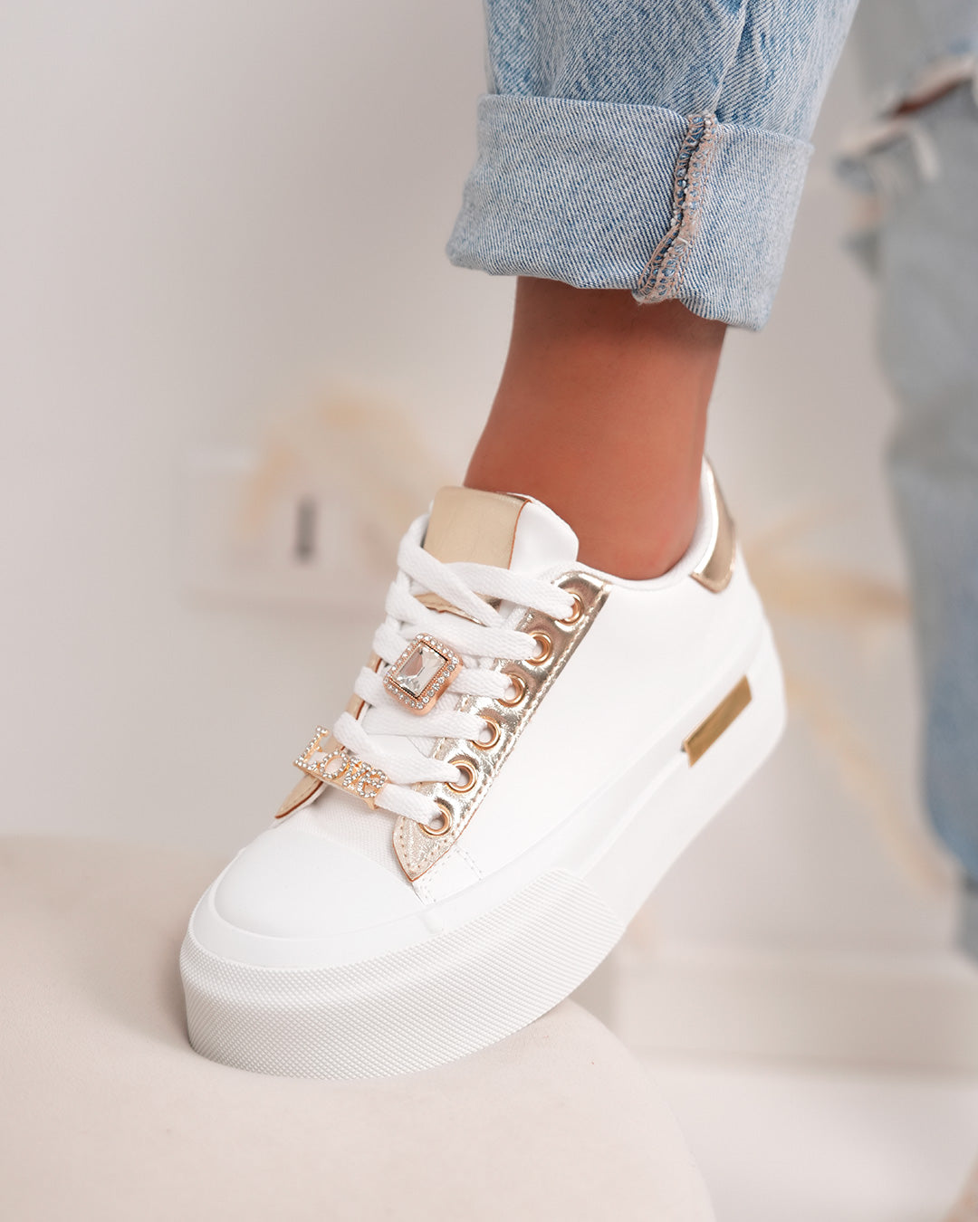 Basket femme blanche chic avec détails dorés et strass élégants