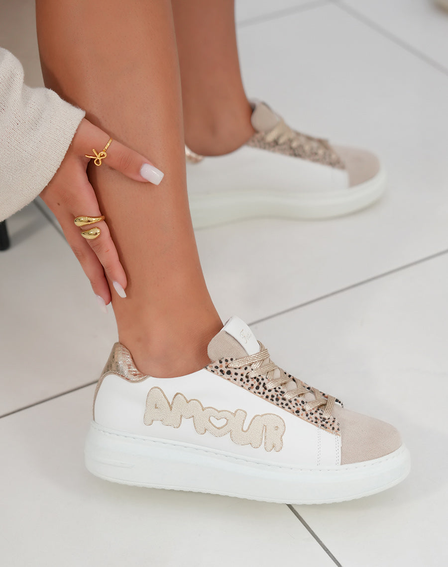 Basket femme blanche tendance avec inscription  Amour  et détails dorés