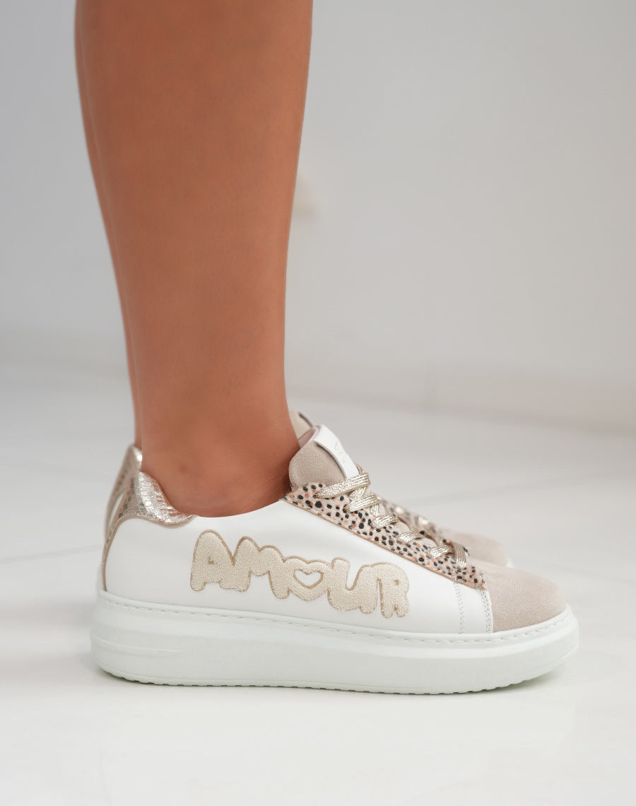 Basket femme blanche tendance avec inscription  Amour  et détails dorés