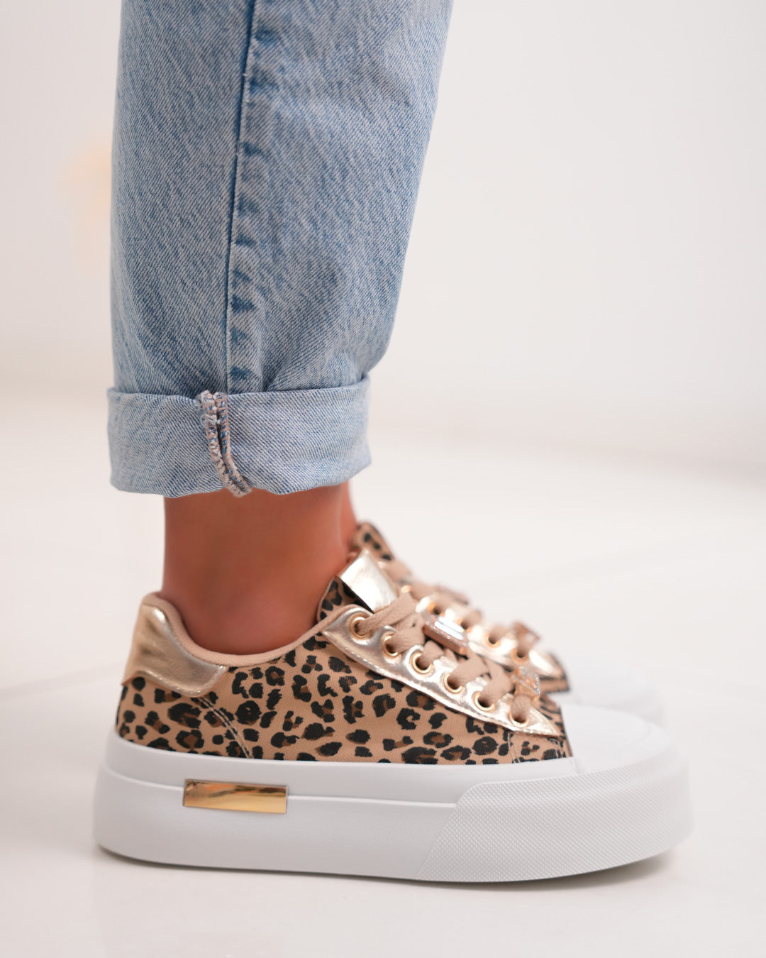 Basket femme léopard chic avec détails dorés et plateforme tendance