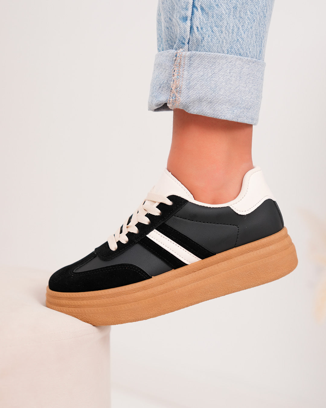 Basket femme noire avec détails beiges et plateforme marron moderne