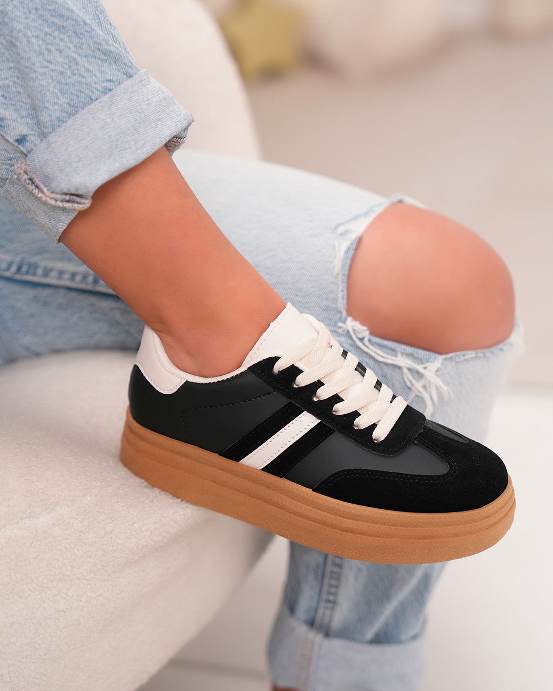 Basket femme noire avec détails beiges et plateforme marron moderne