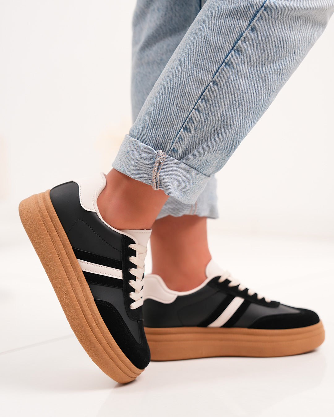 Basket femme noire avec détails beiges et plateforme marron moderne