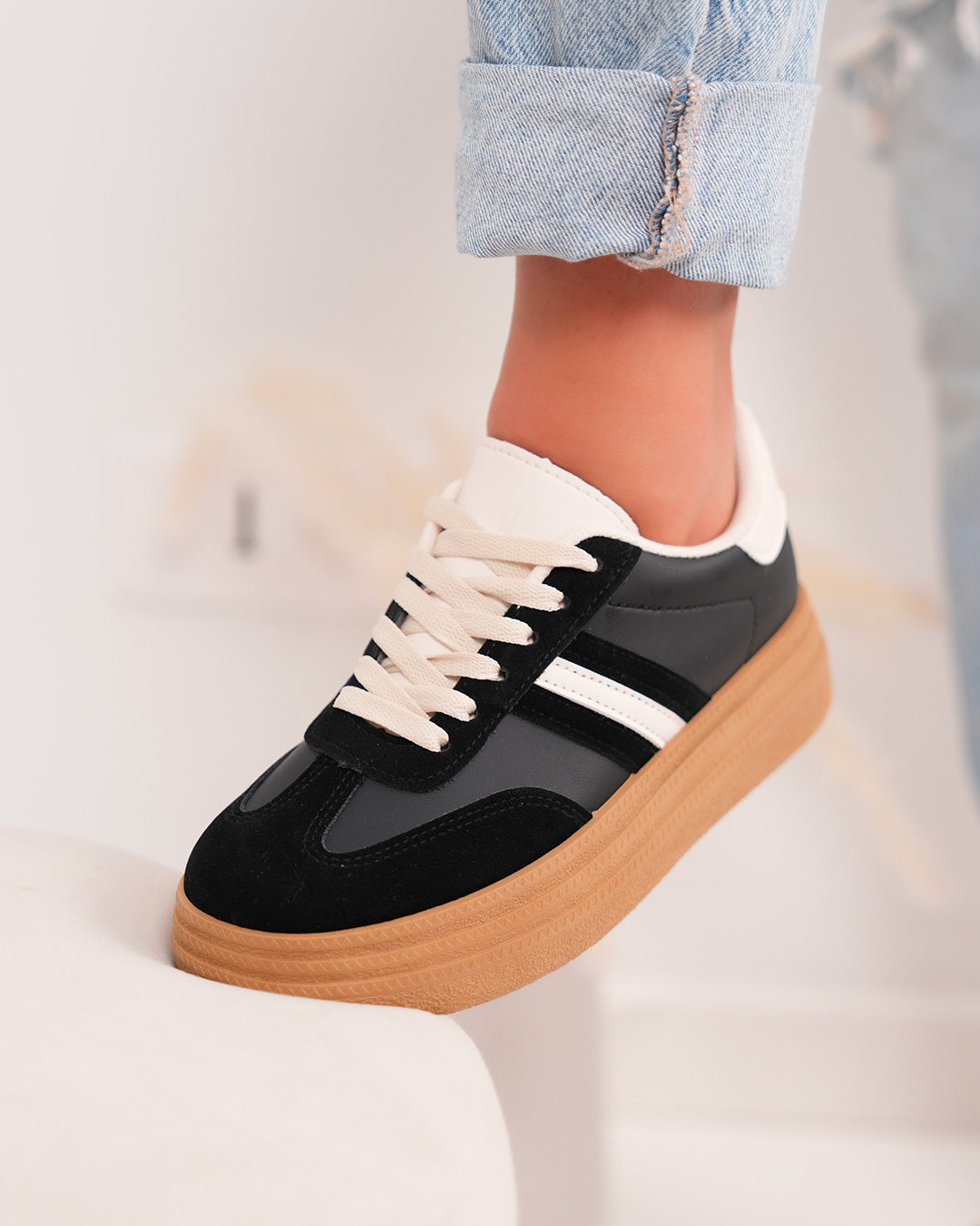 Basket femme noire avec détails beiges et plateforme marron moderne