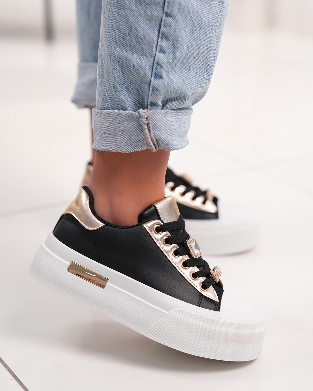 Basket femme noire chic avec strass dorés et plateforme tendance