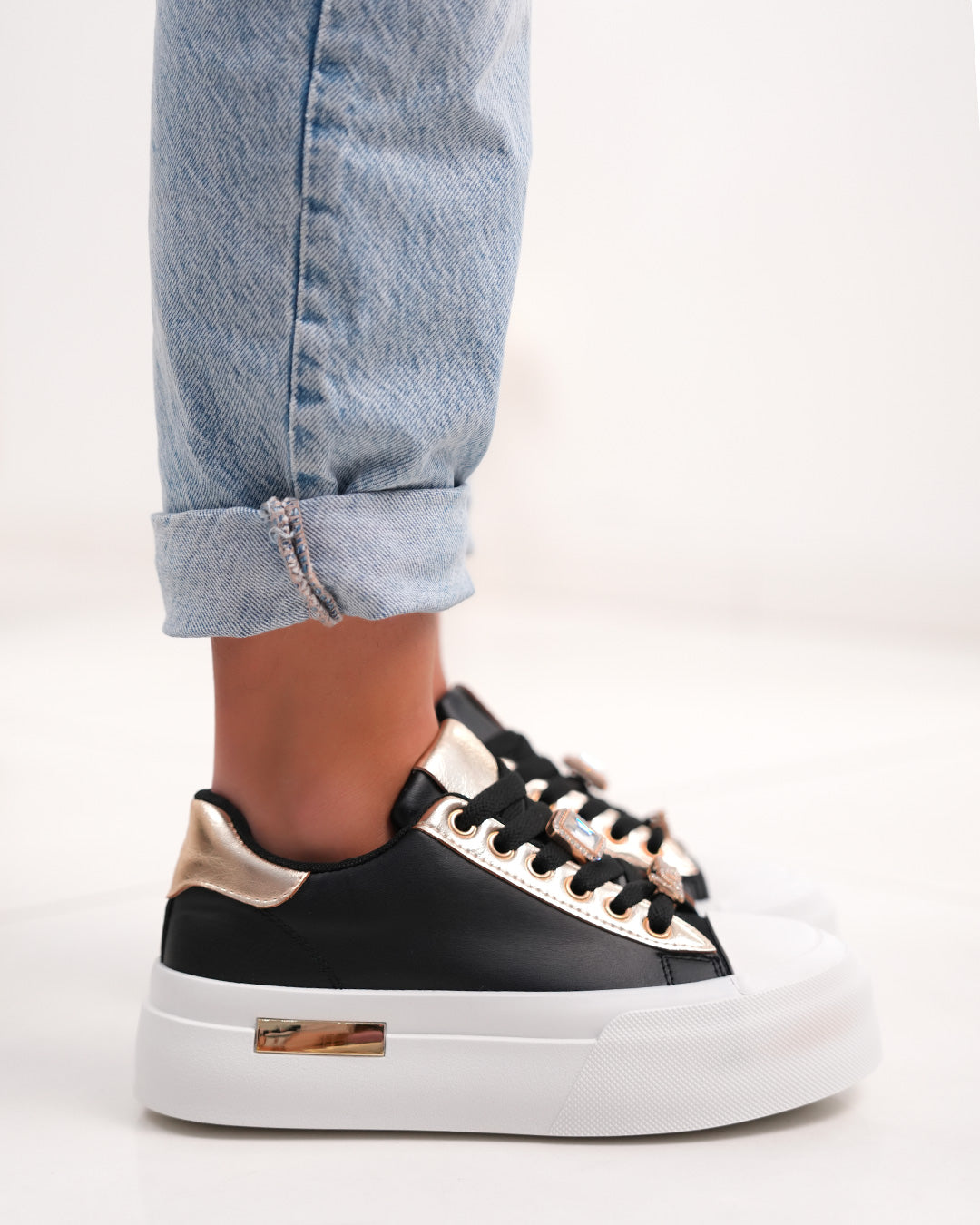 Basket femme noire chic avec strass dorés et plateforme tendance