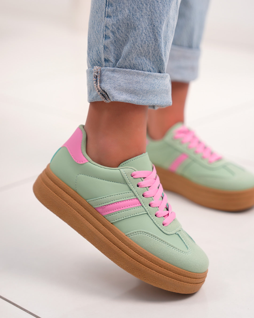 Basket femme verte pastel avec détails roses et plateforme marron moderne