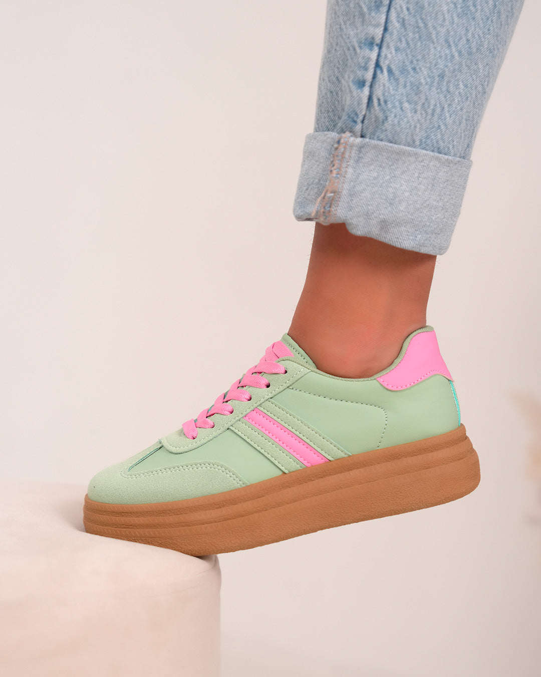 Basket femme verte pastel avec détails roses et plateforme marron moderne