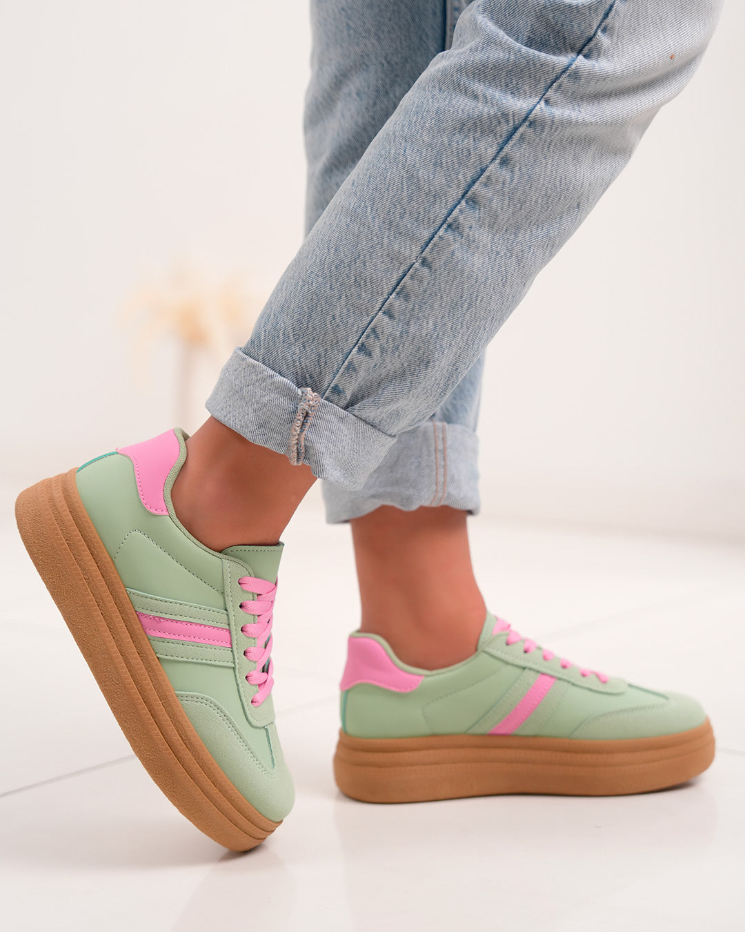 Basket femme verte pastel avec détails roses et plateforme marron moderne