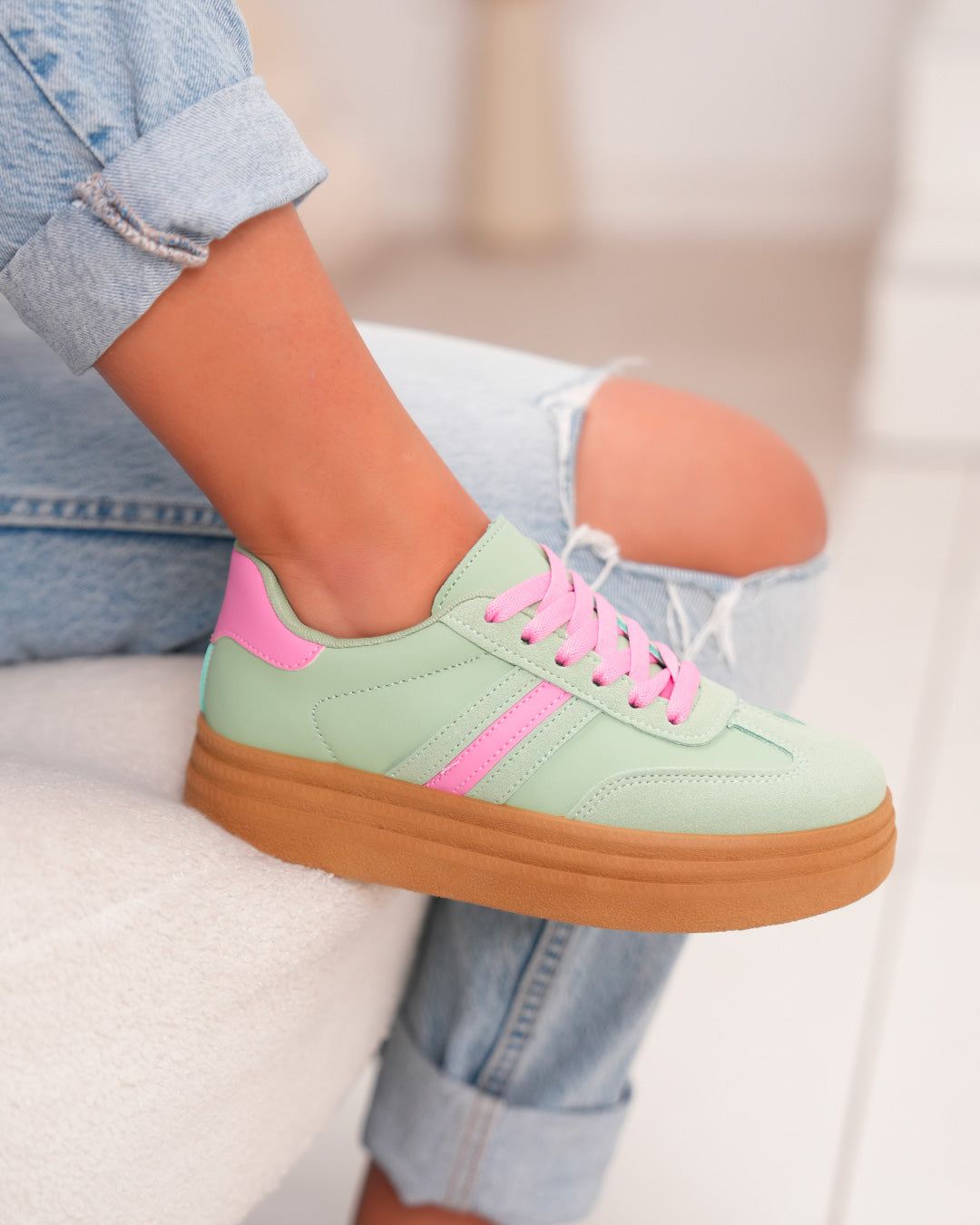 Basket femme verte pastel avec détails roses et plateforme marron moderne