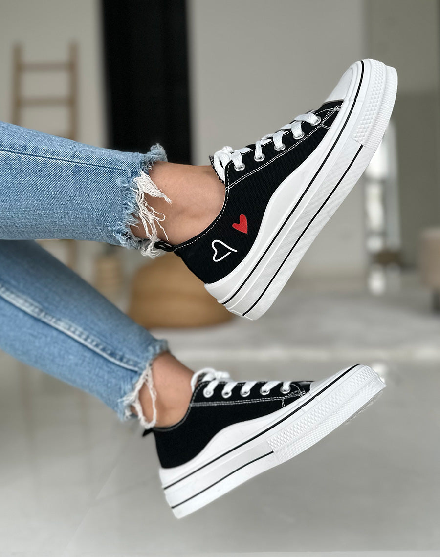 Baskets basses noires avec motifs 