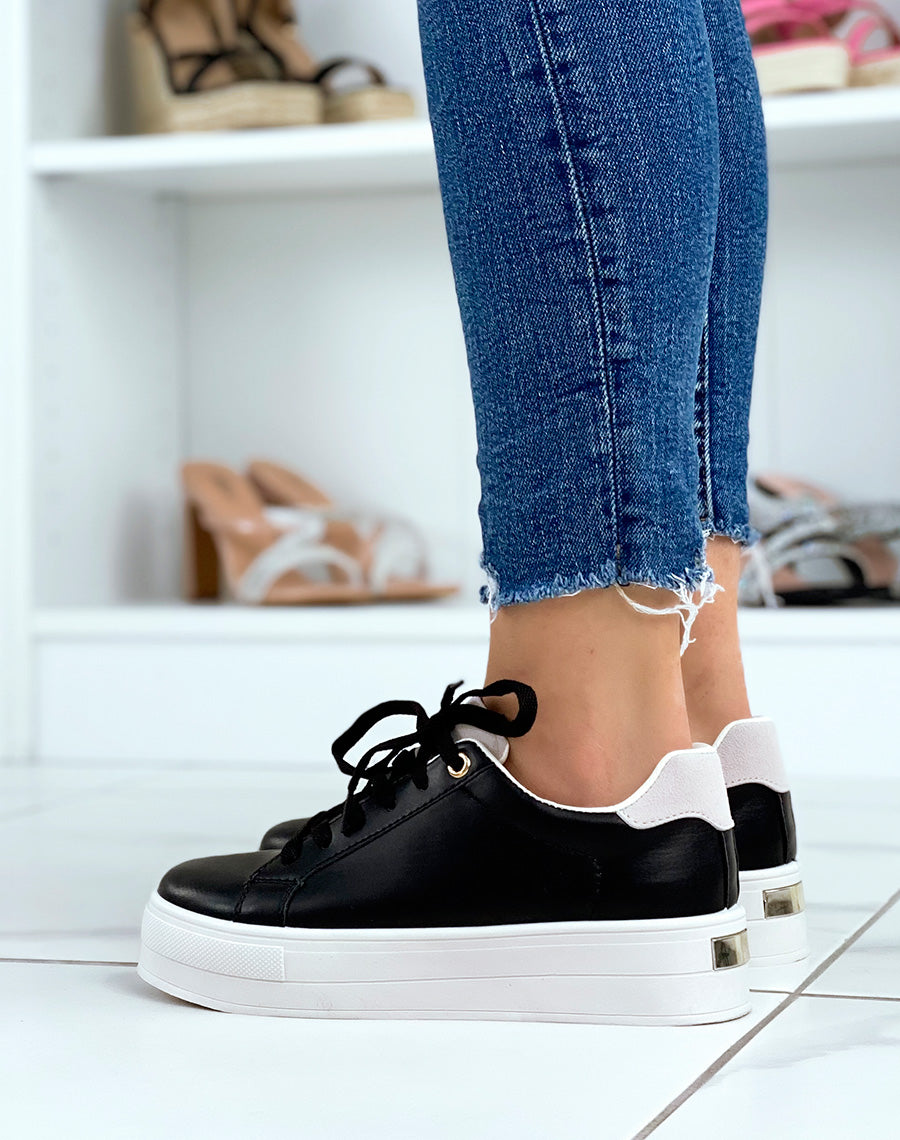 Baskets basses noires à empiècement gris et semelle épaisse