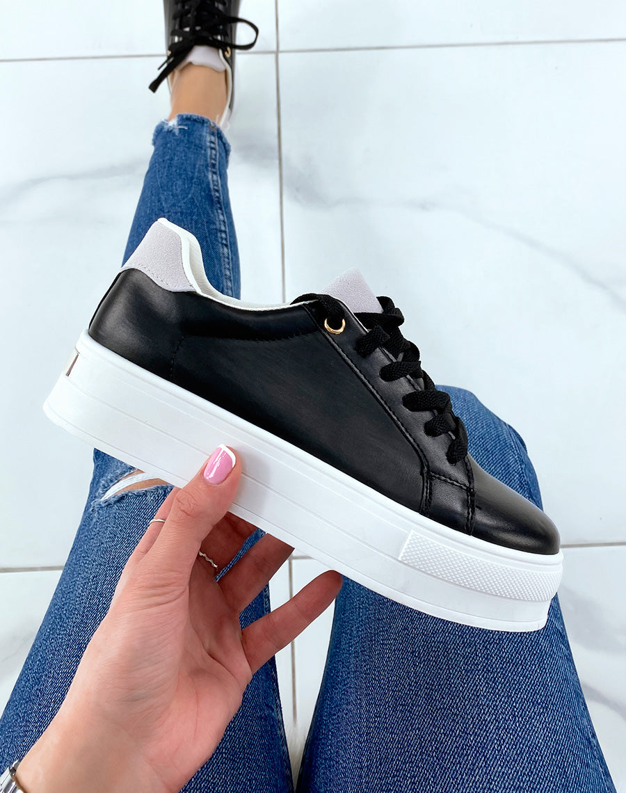 Baskets basses noires à empiècement gris et semelle épaisse