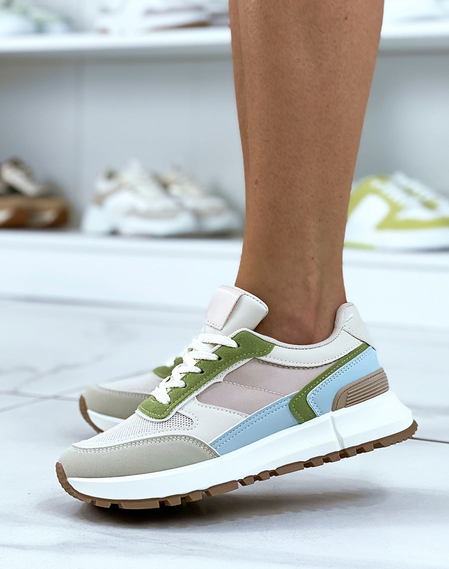 Baskets beiges avec empiècement vert et bleu