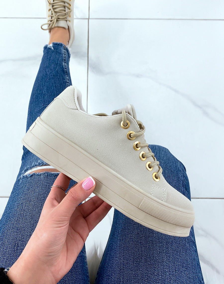 Baskets beiges en suédine à semelle beige et œillets dorés