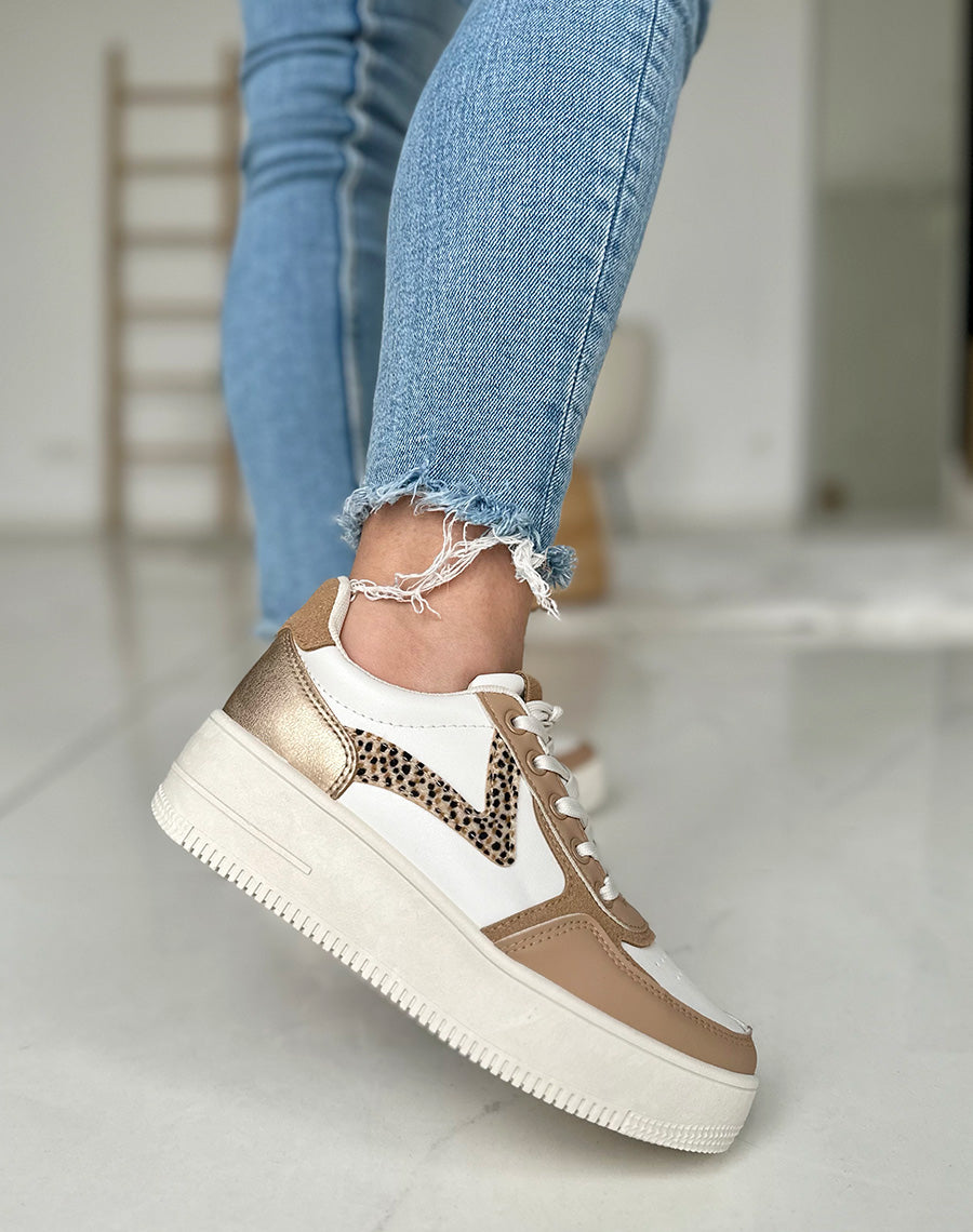 Baskets beiges et blanches avec motifs léopard et empiècement en suédine