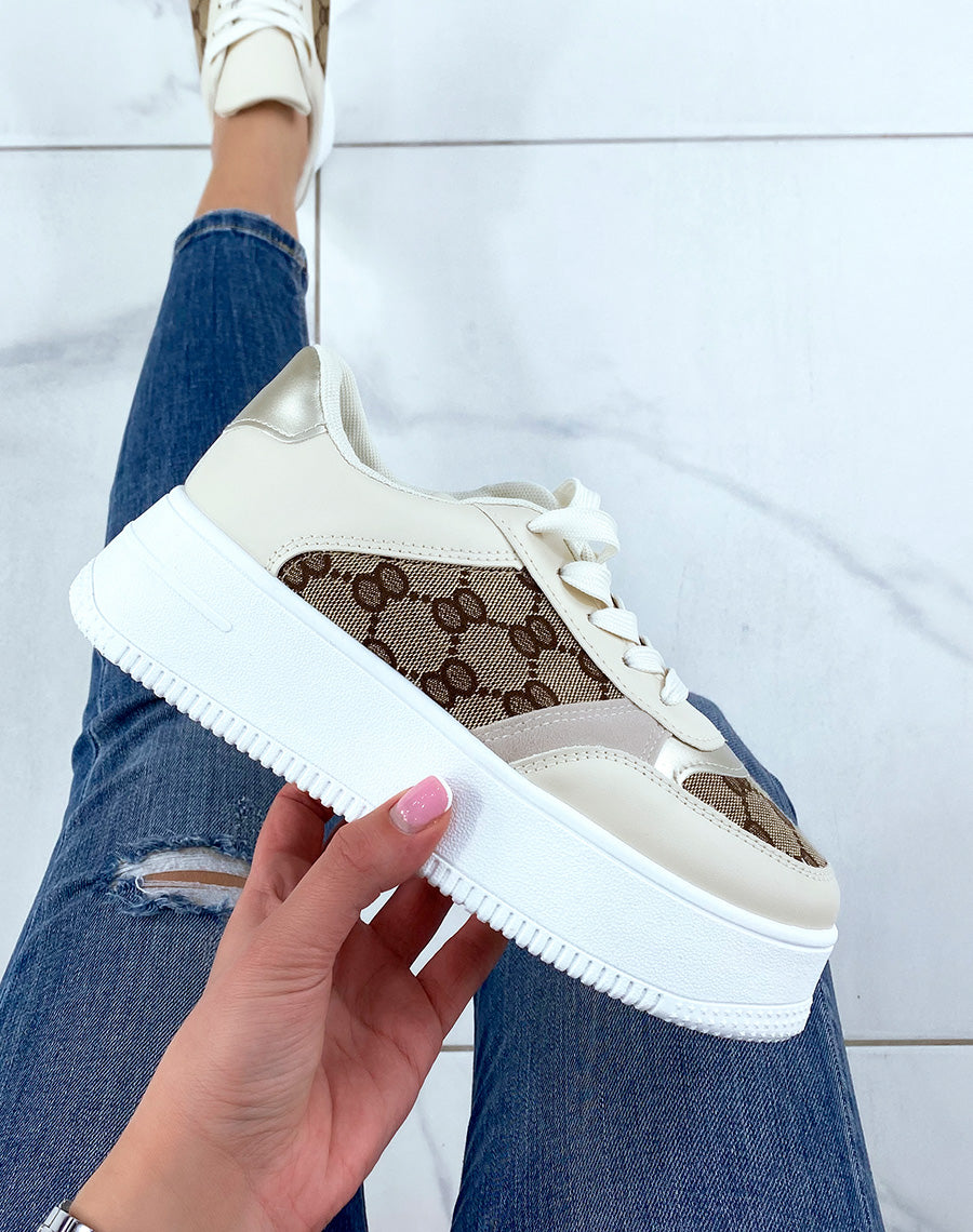 Baskets beiges et blanches à empiècements en tissus et motifs