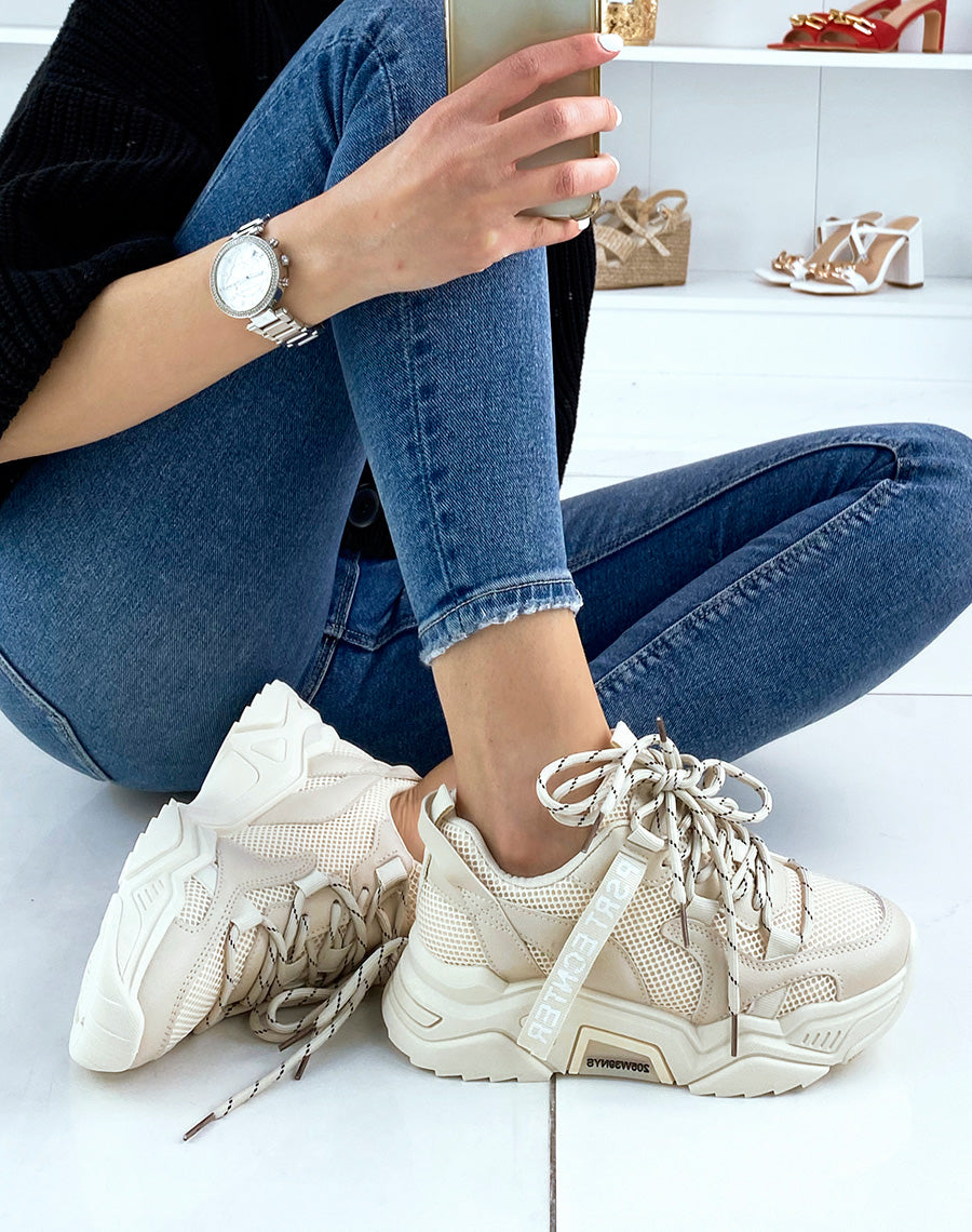 Baskets beiges à grosse semelle et détails noirs