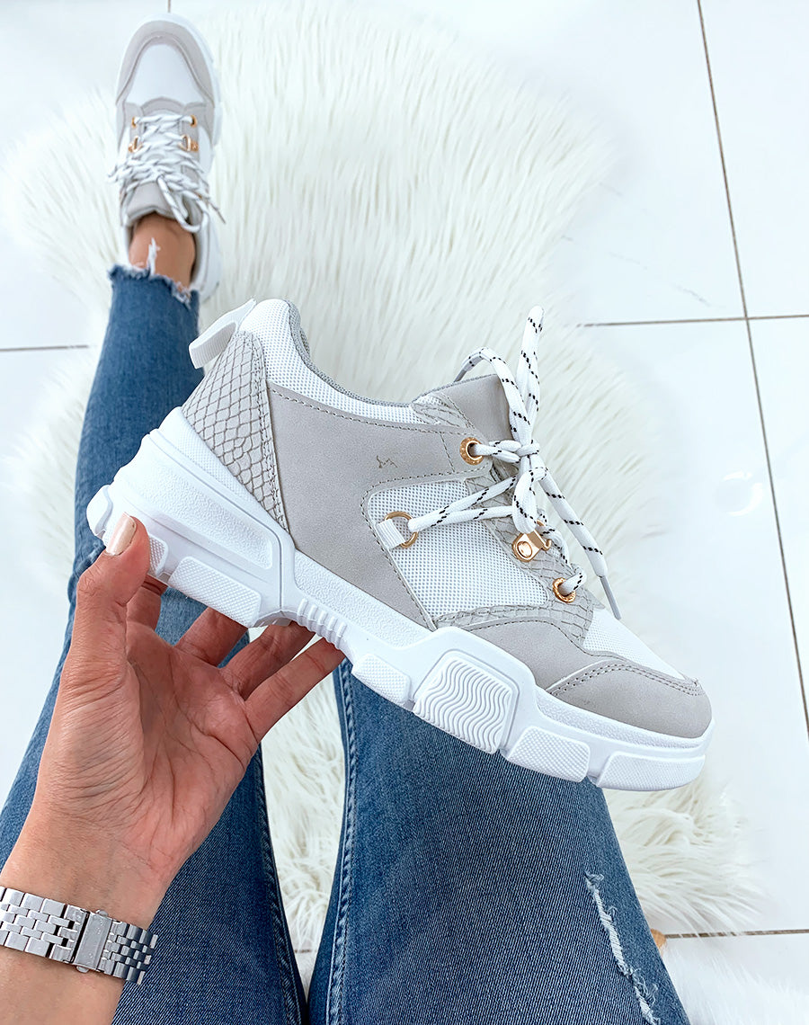 Baskets bi-matières blanches et grises à semelles compensées et à lacets fantaisies