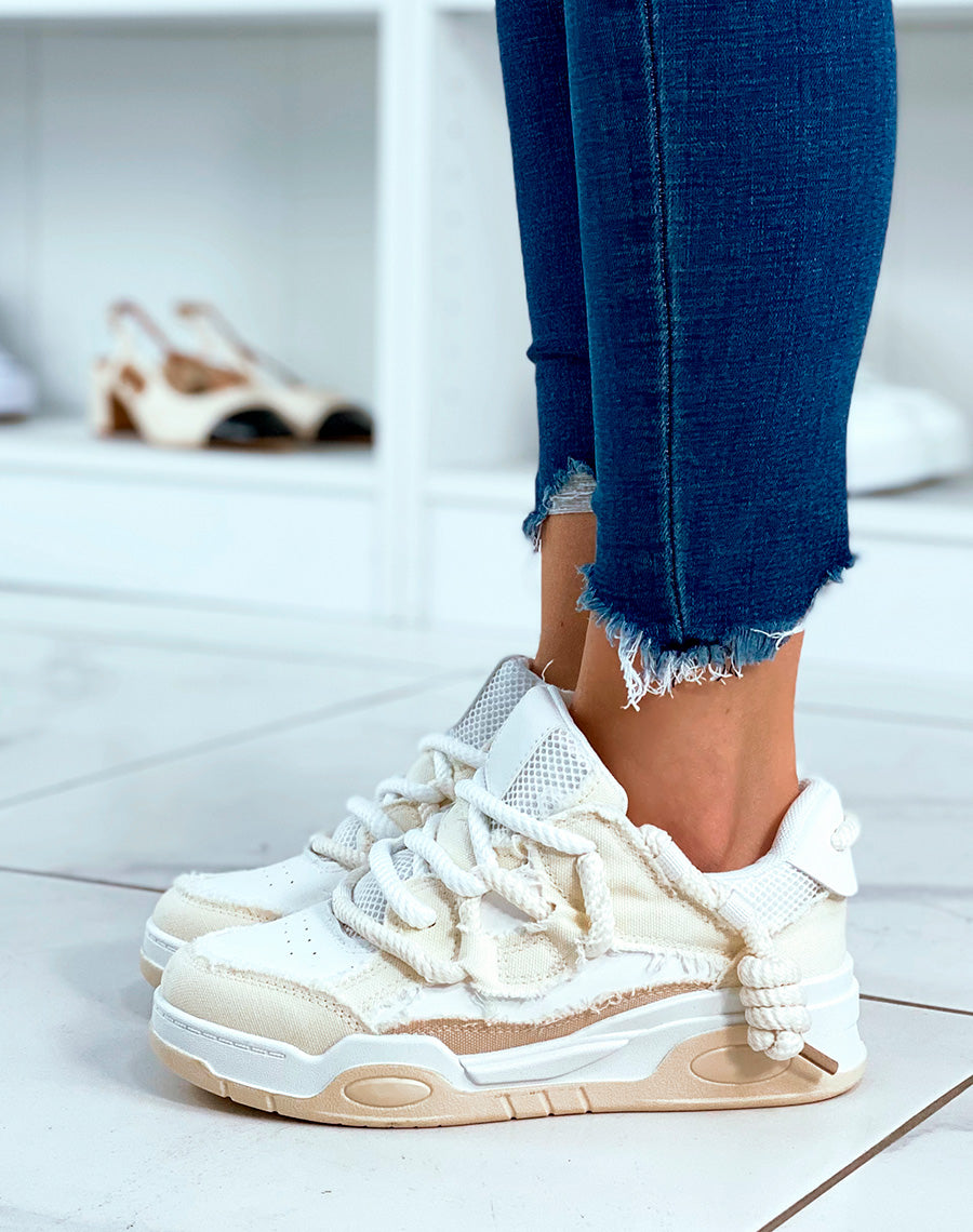 BASKETS BLANC ET BEIGE ? LACET ?PAIS ET ? EFFET JEANS D?CHIR?S