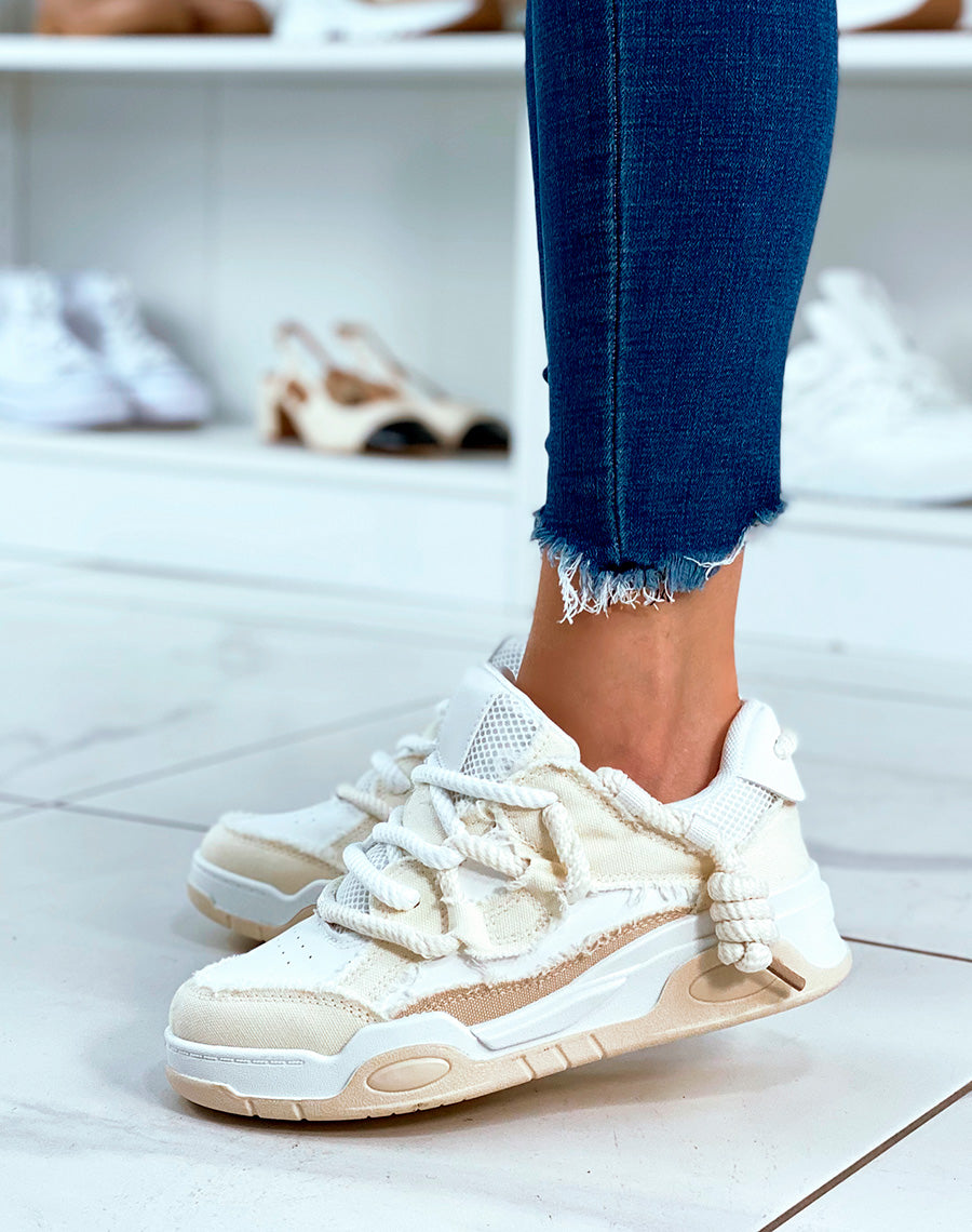BASKETS BLANC ET BEIGE ? LACET ?PAIS ET ? EFFET JEANS D?CHIR?S