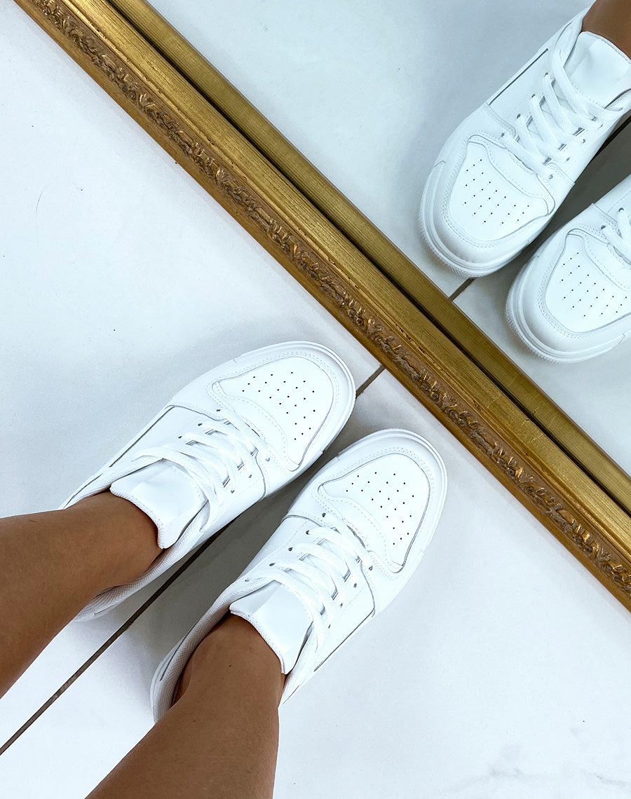 Baskets blanches avec surpiqures