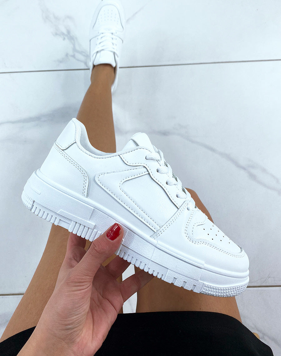 Baskets blanches avec surpiqures