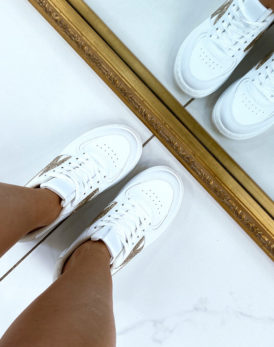 Baskets blanches à détails éclair dorés pailleté et empiècement beige