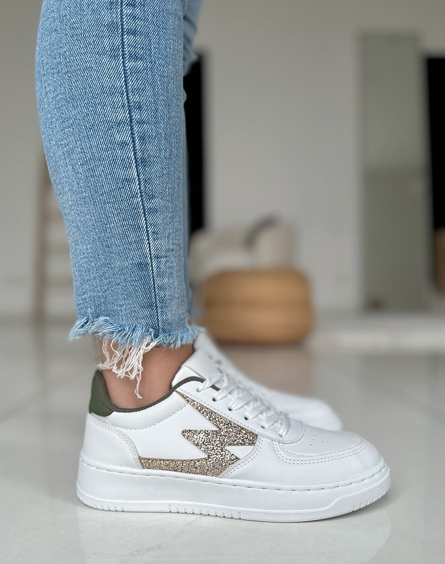 Baskets blanches à détails éclair dorés pailleté et empiècement vert