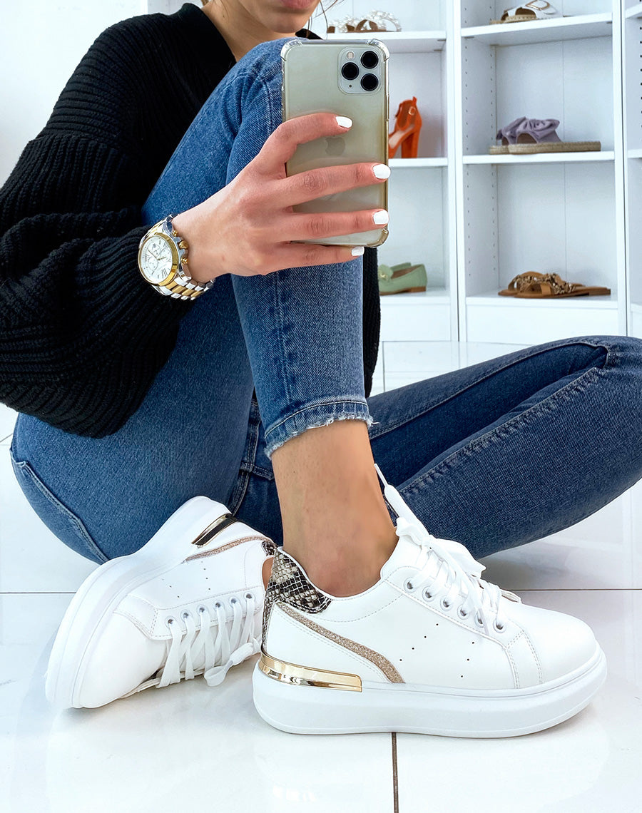 Baskets blanches à détails en python et dorés